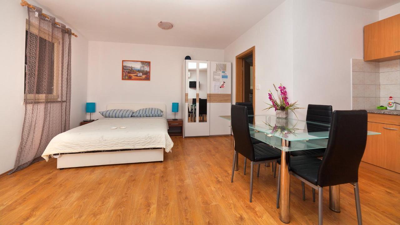 Apartments Barbara With Pool Brsec Room photo